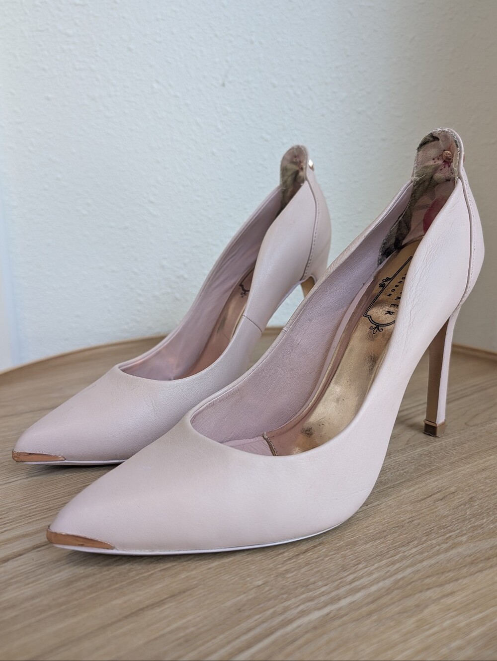 Ted Baker London Pale Pink Leather Pointed-Toe Stiletto Pumps Gold EU 38.5 US 9